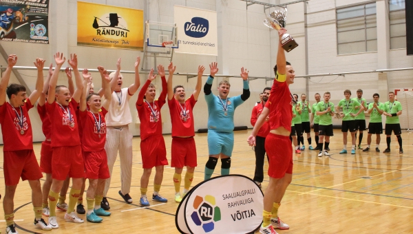 Võru FC Heliose saalimeeskond rõõmustab võidu üle, karikaga meeskonna kapten Andre Väin. Foto: VÕRU FC HELIOS
